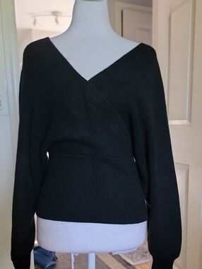 Love Tree Medium Black V-Neck Ribbed Waist Sweater - Women